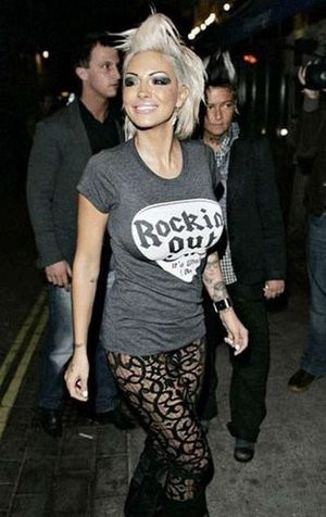 中外女星大晒丁字裤身材火辣秀臀部博眼球