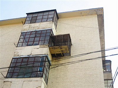 高空悬挂鸽笼 呼和浩特一小区住户引居民担忧