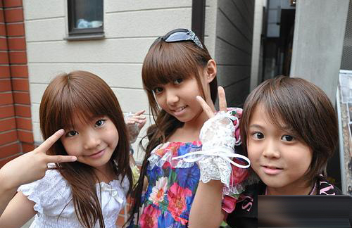 日本小学生打扮早熟显轻浮非主流孩子伤不起