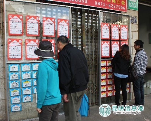 房产中介门前的房产信息,看的人多,问的人少