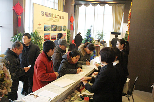 新老业主在前台签到