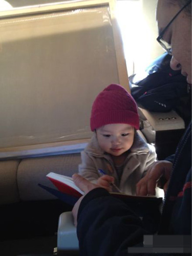 赵薇老公晒父女照小四月穿花衣酣睡爸爸怀中