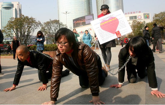 狗链拴男人图片