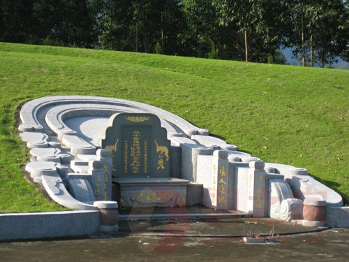 墓地广告打进公交站市民感觉不舒服