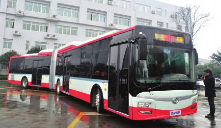 首辆快速公交下线 双开门自动刹车