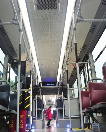 首辆快速公交下线 双开门自动刹车