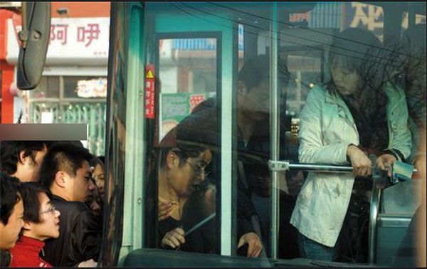 实拍高房价下大城市蚁族的心酸生活组图