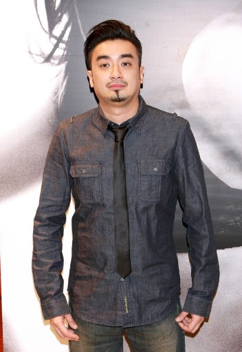 林忆莲陷"姐弟恋" 与男歌手恭硕良互动频繁