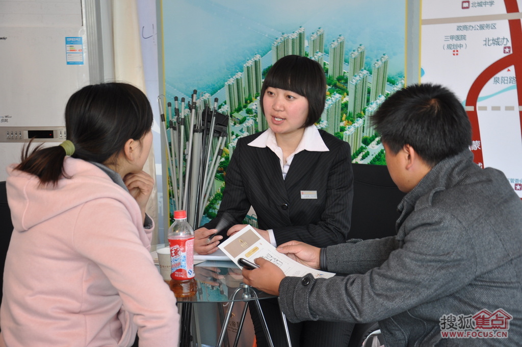 置业顾问为客户耐心讲解