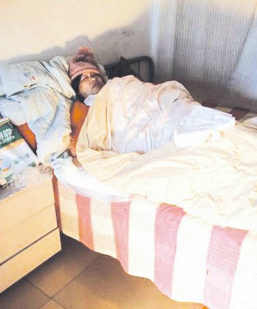 图为:产妇在家休养