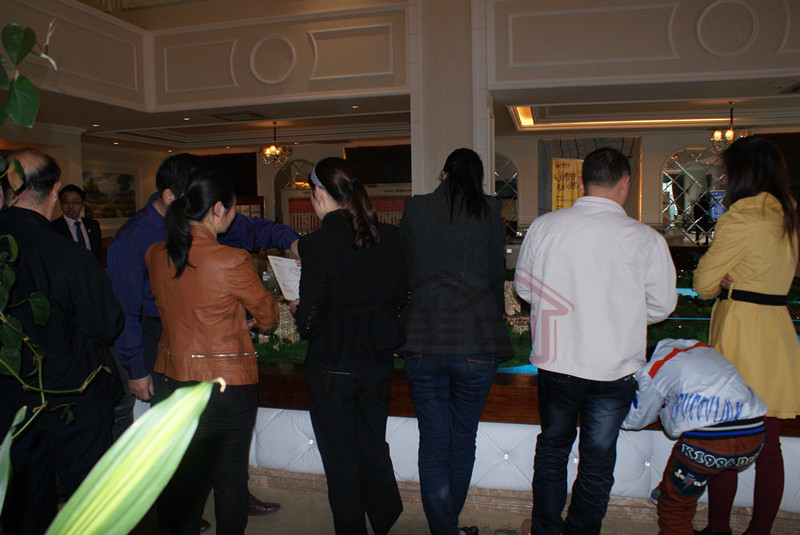 围着沙盘看房客户