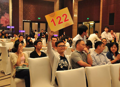 竞拍者举牌拍卖会现场同时虎门国际公馆弘扬国学魅力,将于4月25日下午