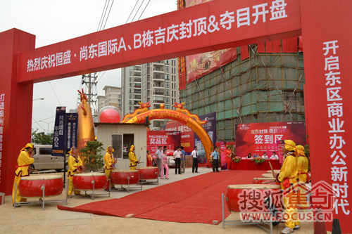 活动现场入口处鼓声阵阵迎宾