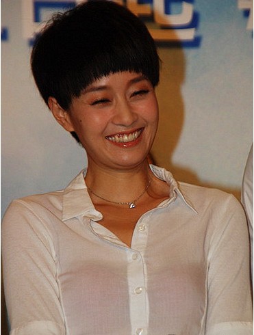 马伊琍透视白衬衫现身不慎露红色内衣