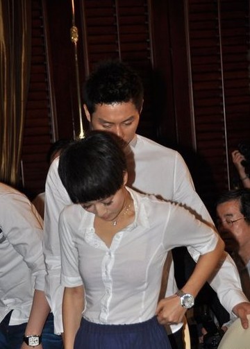 马伊琍透视白衬衫现身 不慎露红色内衣