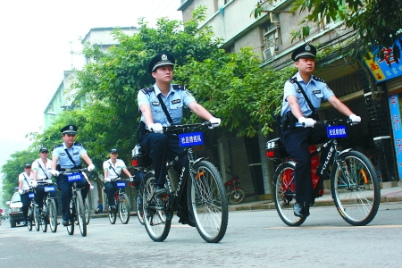 陈家桥,民警和协勤骑自行车进入社区巡逻.