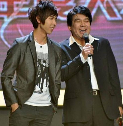 朱时茂激吻80后杜明蕾20岁儿子家居照曝光