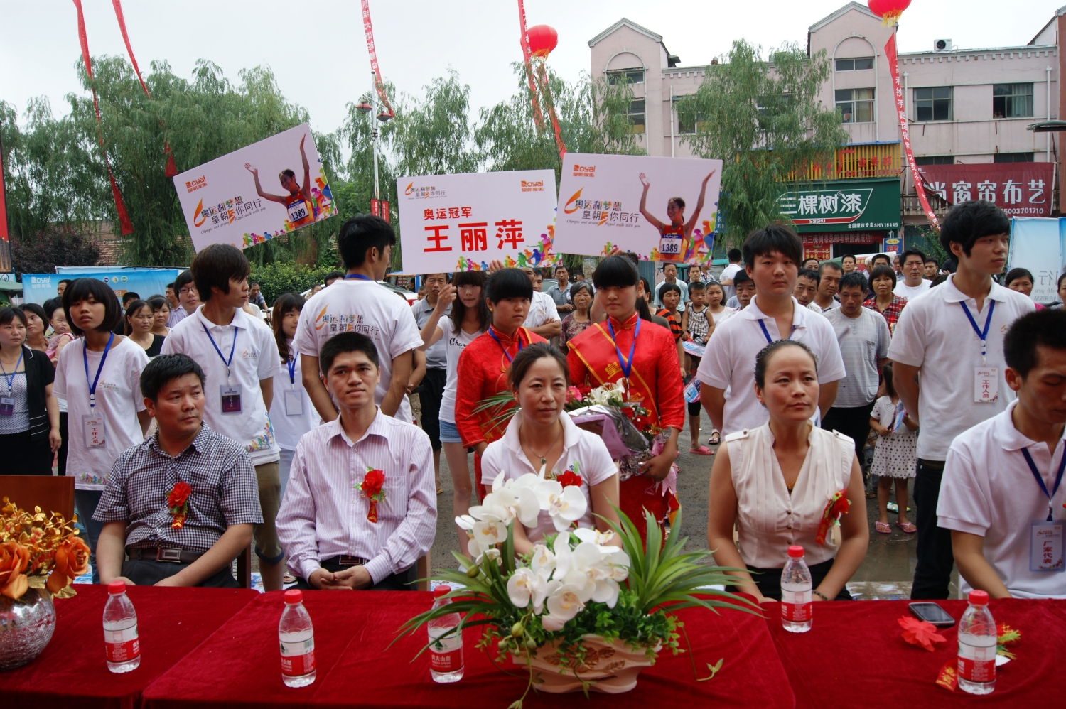 民权市民热情欢迎王丽萍的到来