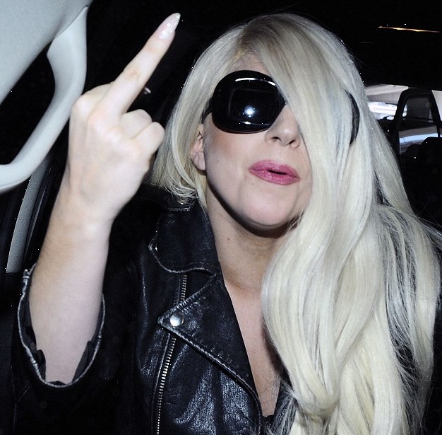 ladygaga透视装秀丁字裤对着镜头竖中指