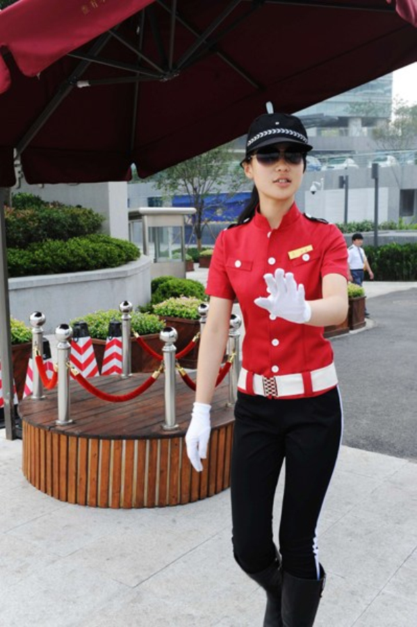 青岛豪宅兴起美女保安 骑士装束可秒杀车模 -房产新闻-郑州搜狐焦点网