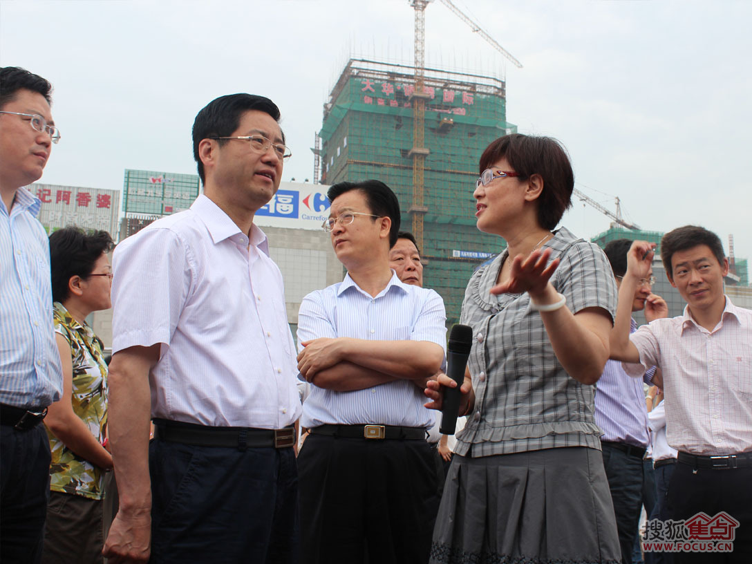 花山区区长周正忍为市领导介绍巡礼重点项目&nbsp