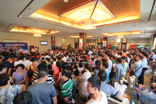 首次开盘上演千人抢房火爆场面