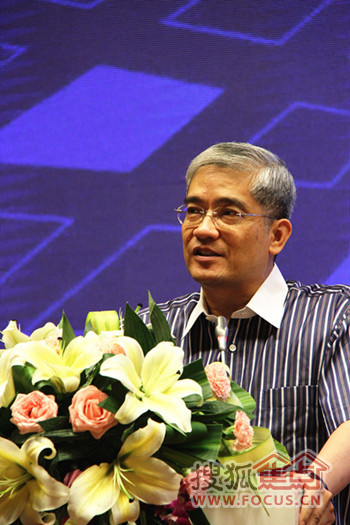 实录:央视名嘴陈伟鸿对话著名经济学家郎咸平