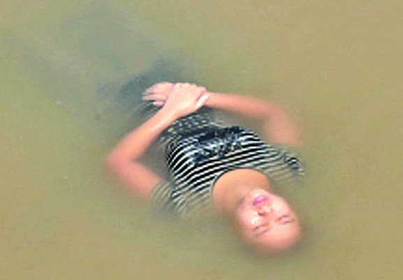图文:女子犯困坠河 水面酣睡40分钟