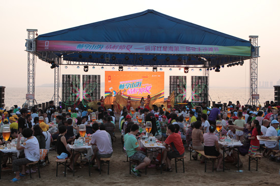 沙滩节晚会现场歌舞欢腾