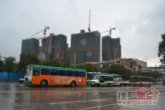 岷山车场斜对面及未来地铁3 号线岷山站出站口正对面