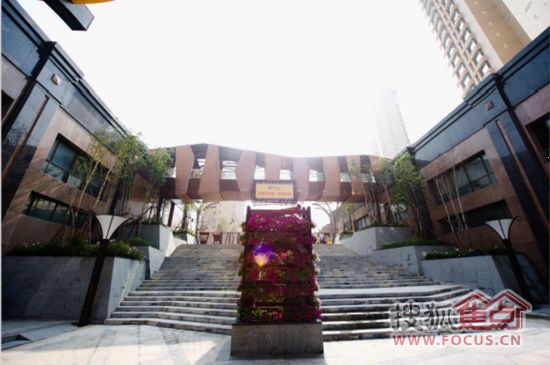 大连华发新城步行主入口——凯旋门实景拍照