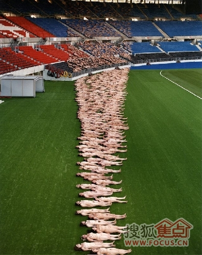 世界各地千人裸体军团摆拍形态各异吸引眼球