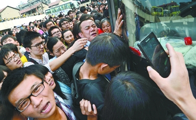 一辆省内的长途班车刚到,乘客们便蜂拥而上,争抢座位