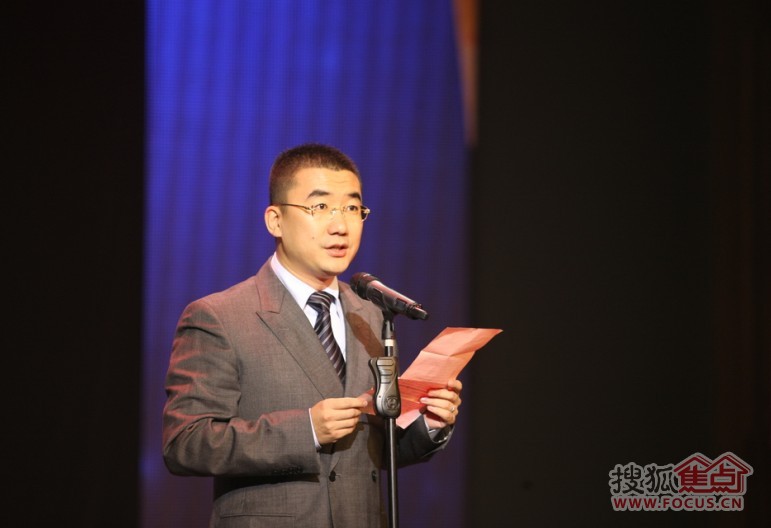 上海万科总经理孙嘉在庆典晚会上致辞