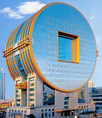 遥相呼应就在最丑建筑"铜钱楼"风波有所降温之时,沈阳又一雷人建筑