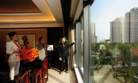 嘉宾参观样板间