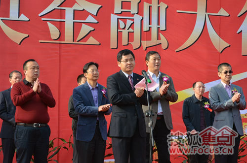 南昌市政公用集团董事长熊一江介绍情况