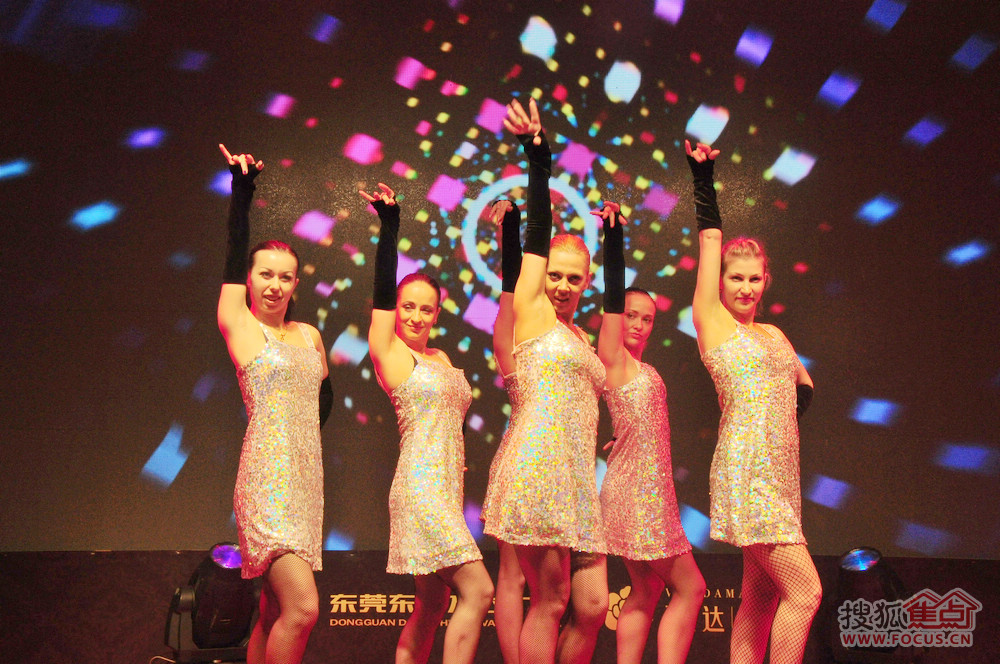 东城万达公馆奢装样板房开放 国际巨星吴佩慈亲临盛典