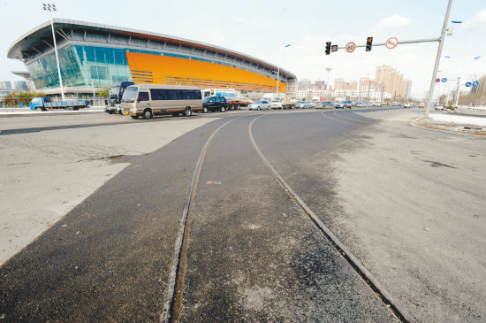 平交道口有轨电车轨道和路面平齐 张文魁摄