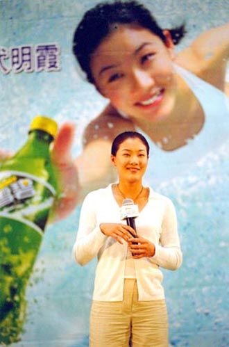 伏明霞12年豪门生活 首曝与梁锦松恋情细节