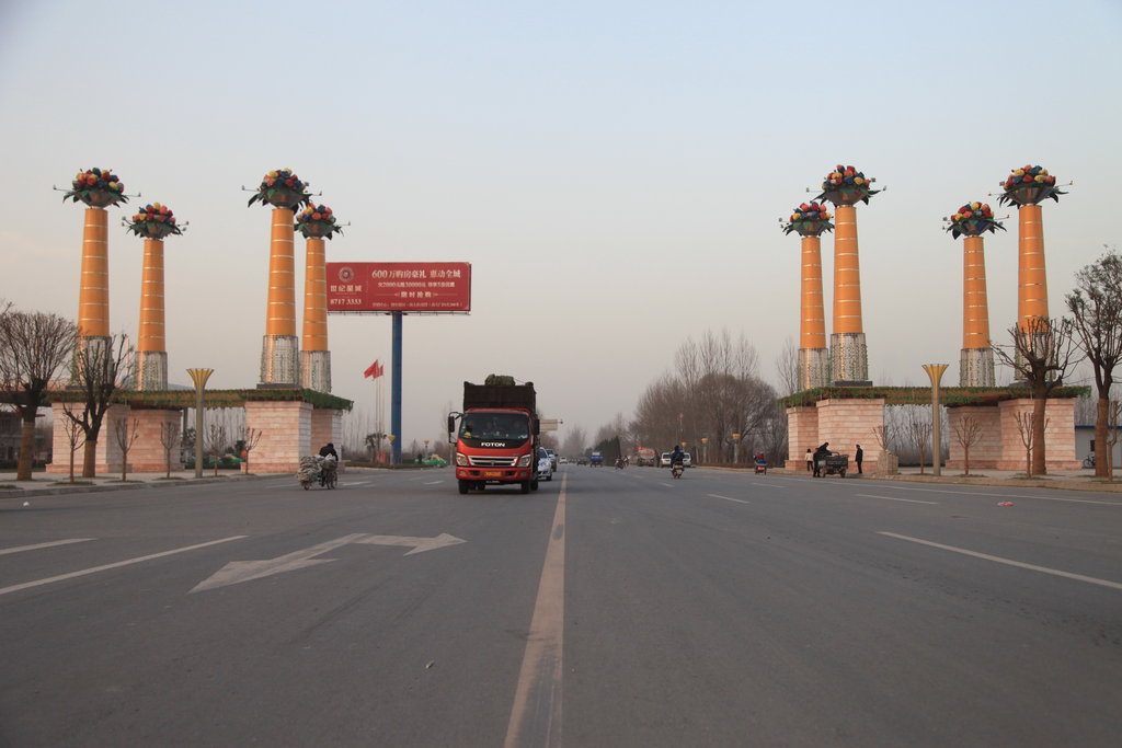 又见奇葩建筑陕西贫困县建过滤嘴香烟地标