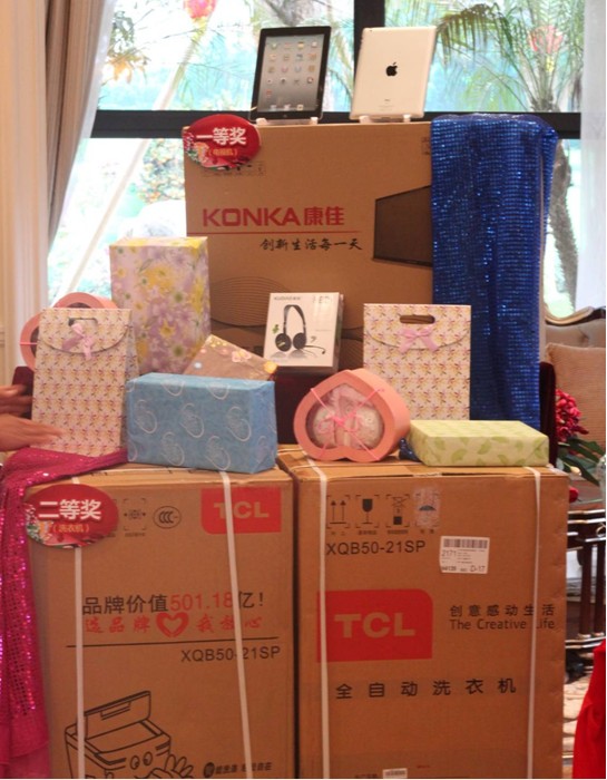 抽奖活动持续给力,才10:30,等待抽奖的人员就已经把抽奖台团团围住了