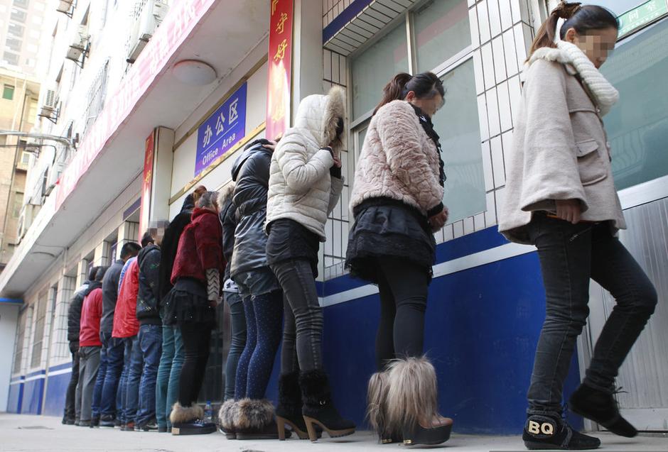 西安抓获多名美女酒托 月骗百万