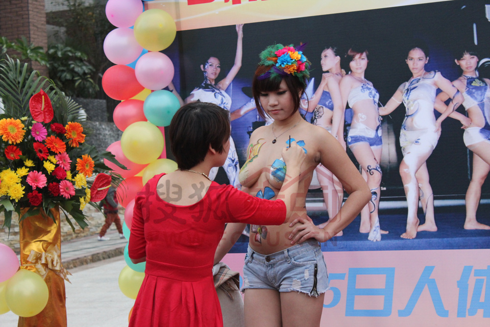 忠信春满园人体彩绘艺术展引爆西区置业热潮