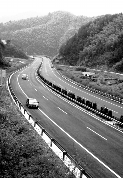 2007年9月28日,黄山市第二条高速公路——合铜黄高速公路正式建成