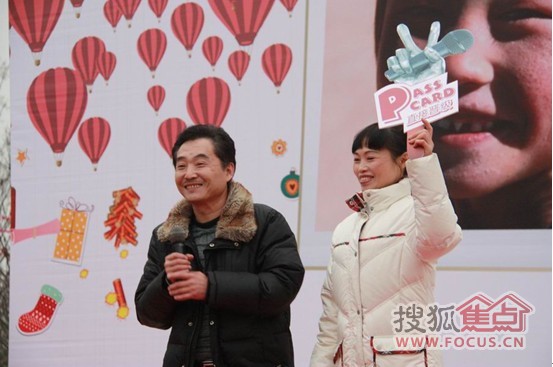 重庆本土明星秦耀华先生为获胜队伍《望月》颁发直接晋级牌