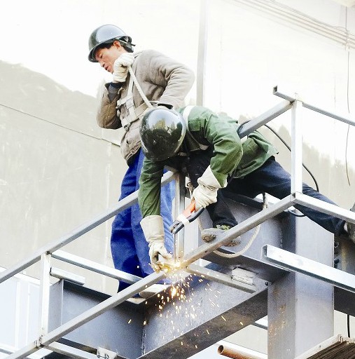 走访武汉多处建筑工地 月入数千不稀奇高薪背后有艰辛