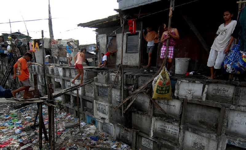 菲律宾贫民窟的真实生活 竟与死人同住