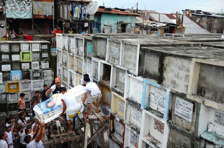 菲律宾贫民窟的真实生活 竟与死人同住