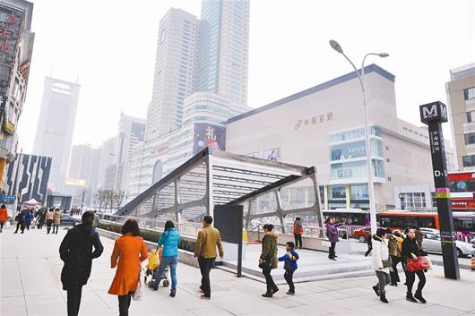 图为:地铁2号线的开通,给中南商圈带来了大量客流